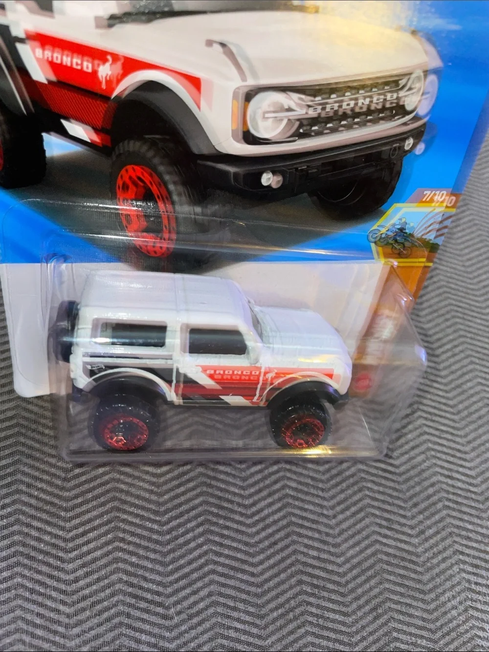 '21 Ford Bronco Hot Wheels White and Red